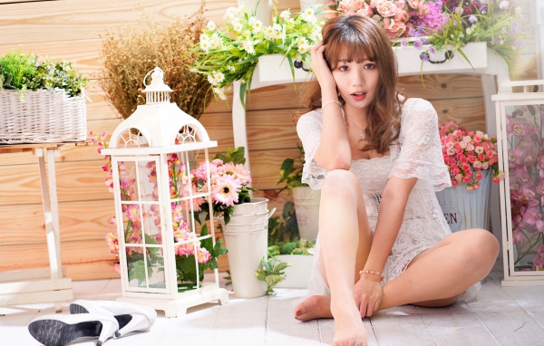 Красивая азиатка в белом кружевном платье 