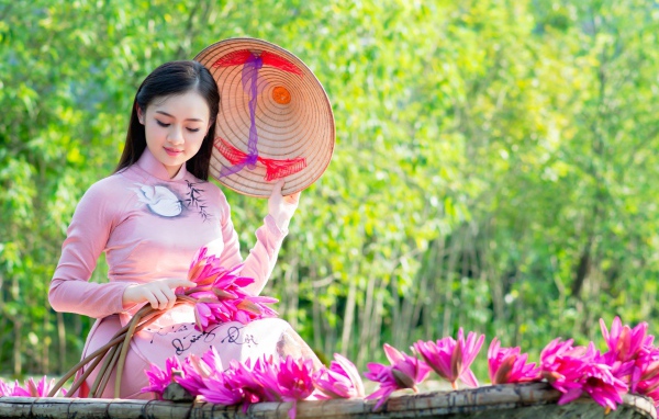 Красивая девушка азиатка в лодке с цветами лотоса 