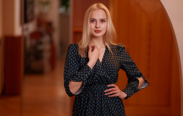 Красивая девушка блондинка в черном платье 