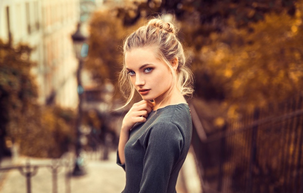 Красивая голубоглазая блондинка в сером платье