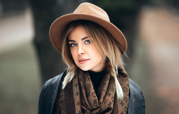 Красивая голубоглазая девушка в коричневой шляпе