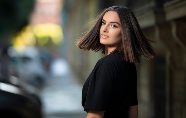 Красивая кареглазая брюнетка в черном платье 