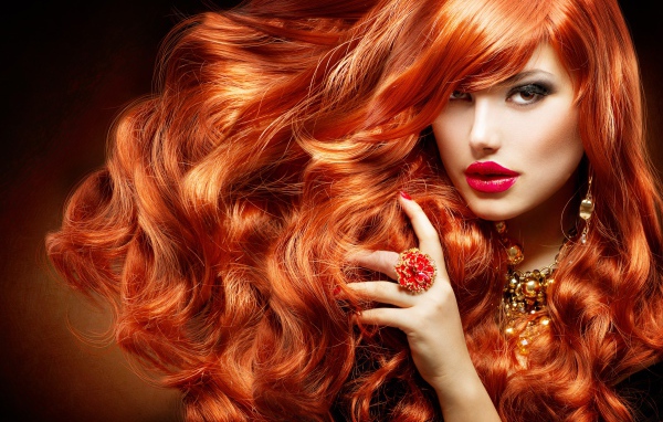 Красивые пышные рыжие волосы у девушки 
