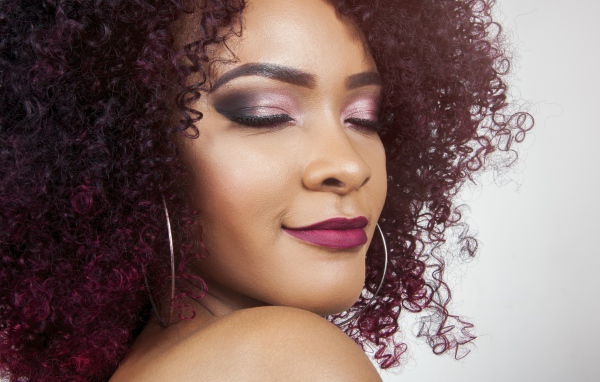 Красивая темнокожая девушка с закрытыми глазами