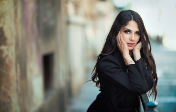 Красивая девушка в черном пальто 