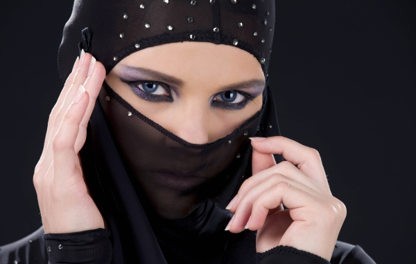 Красивая девушка в черной парандже 