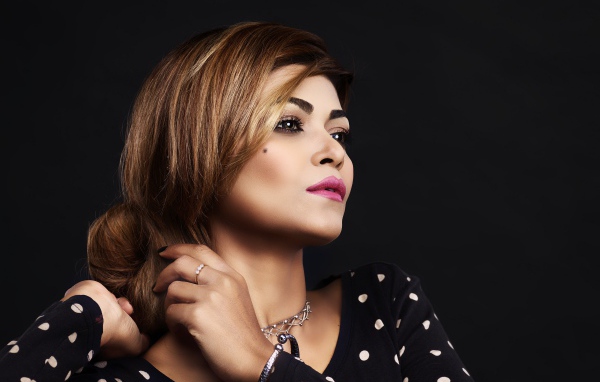 Красивая девушка в платье в горох на черном фоне