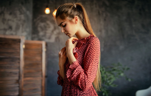 Красивая девушка в пятнистом розовом платье 