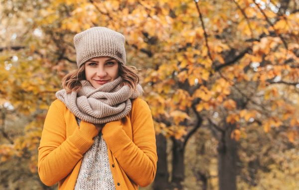 Красивая девушка в теплой кофте с шарфом