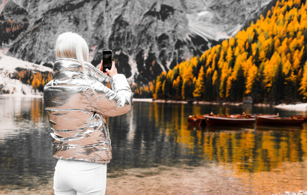 Красивая девушка делает фото гор на телефон 