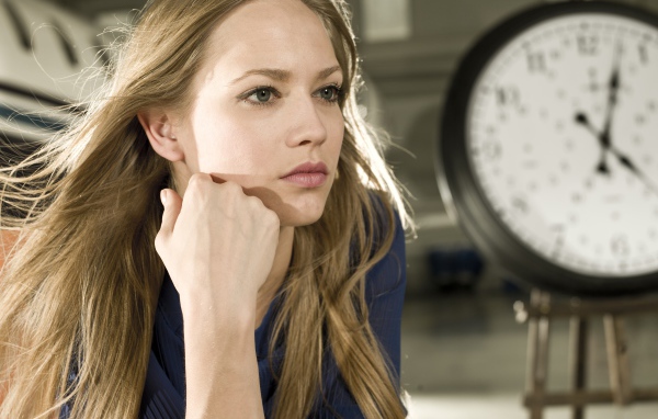 Красивая девушка модель на фоне часов