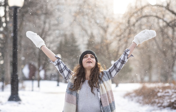 Красивая девушка на улице зимой 