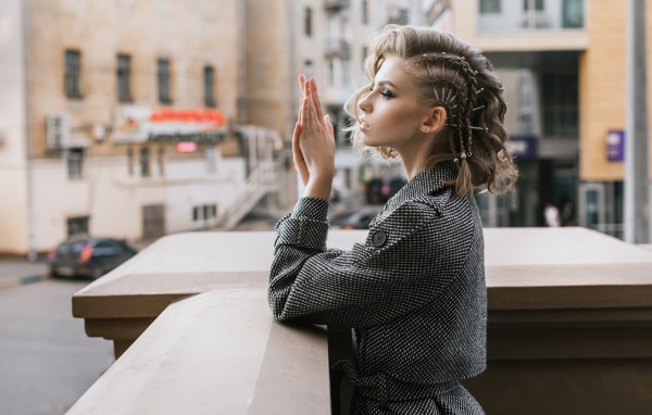 Красивая девушка с прической в сером пальто 