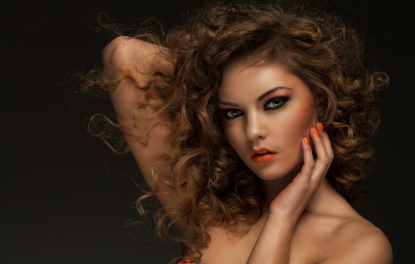 Красивая девушка с кучерявыми волосами