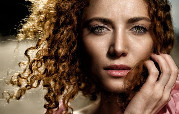 Красивая девушка с волнистыми волосами 