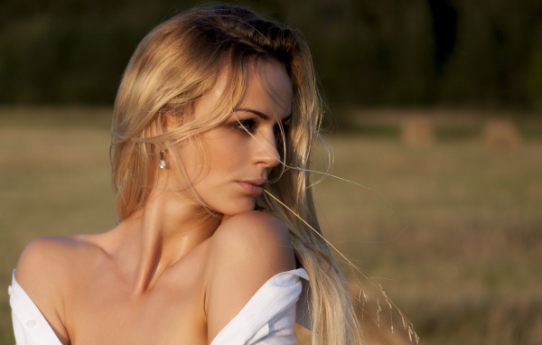 Красивая длинноволосая блондинка в белой рубашке 