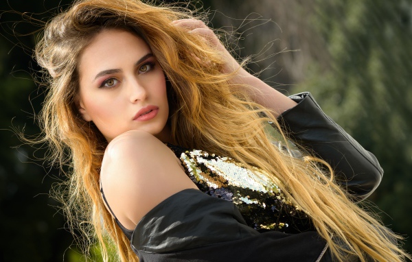 Красивая длинноволосая кареглазая девушка в черной куртке