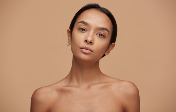 Красивая настоящая девушка с карими глазами