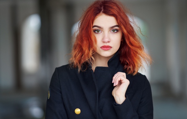 Красивая рыжеволосая девушка в черном пальто 