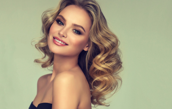 Красивая улыбающаяся блондинка с длинными волосами