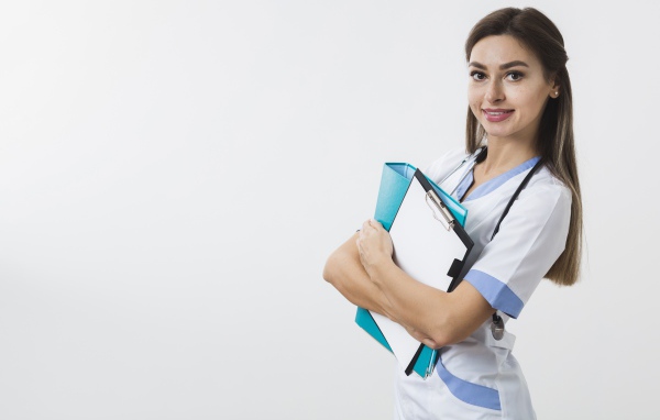 Красивая улыбающаяся девушка врач с папками на белом фоне 