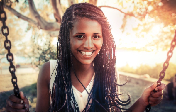 Красивая улыбающаяся девушка с косичками