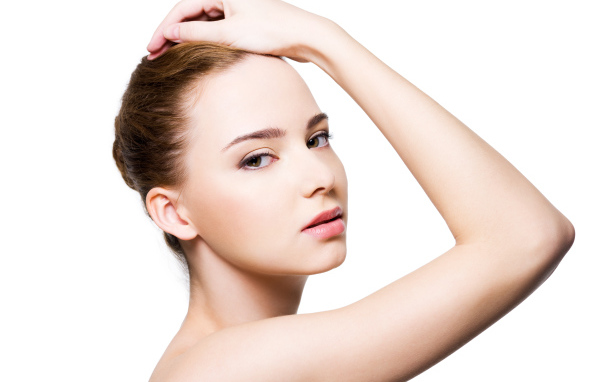 Красивая нежная девушка с рукой в волосах