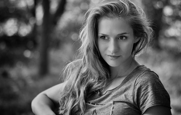 Черно-белое фото красивой девушки 