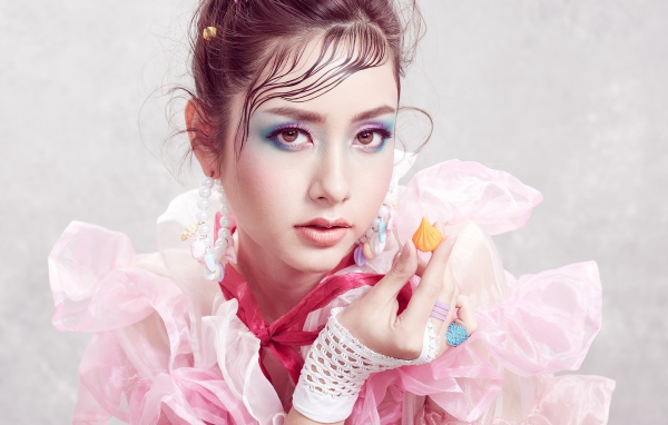 Ярка девушка азиатка с макияжем на лице 