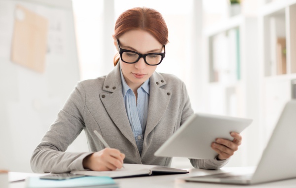 Деловая женщина в костюме за столом 