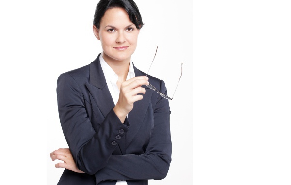 Деловая женщина в костюме с очками в руке