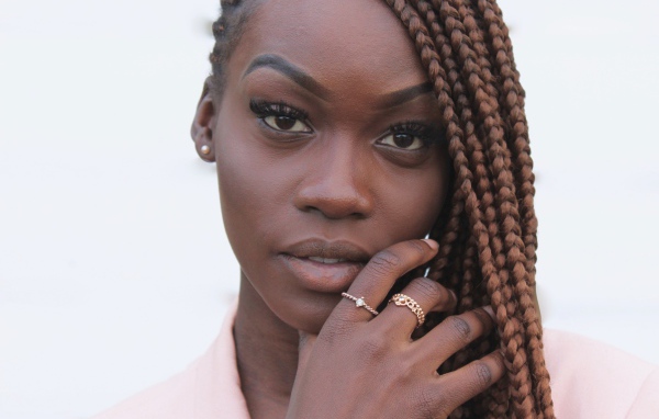 Темнокожая девушка с косичками крупным планом