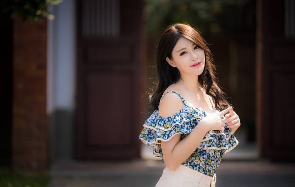 Милая девушка азиатка с длинными волосами