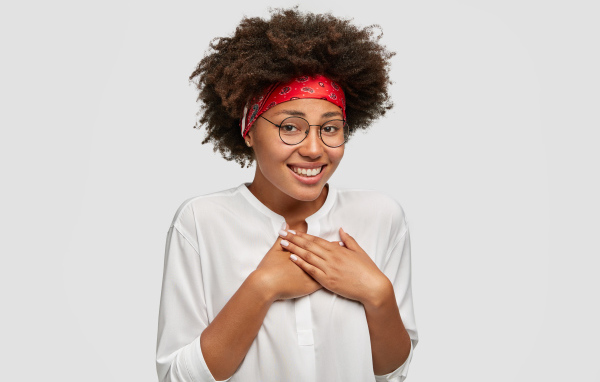 Милая девушка в очках в белой рубашке 