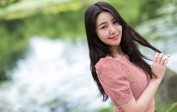 Милая улыбка молодой длинноволосой азиатки