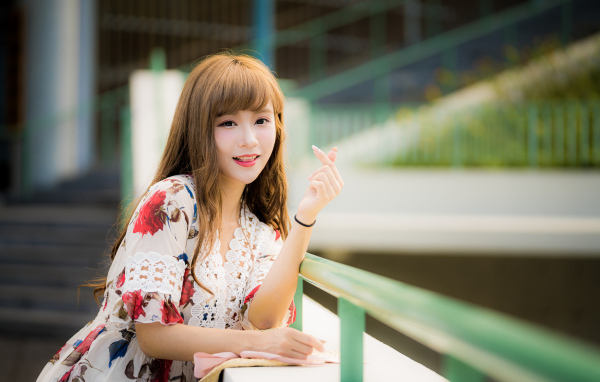 Милая улыбающаяся азиатка в платье 