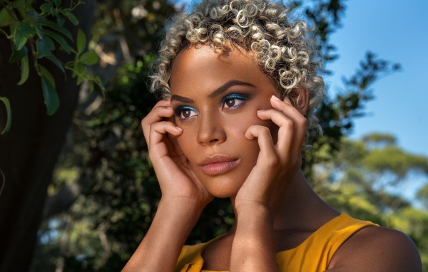 Темнокожая девушка с кудрявыми волосами
