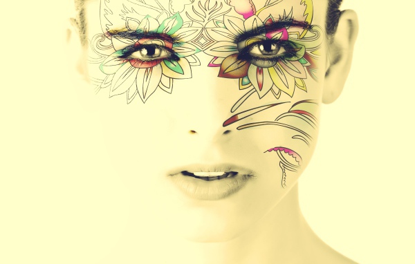 Рисунок на лице у девушки на белом фоне