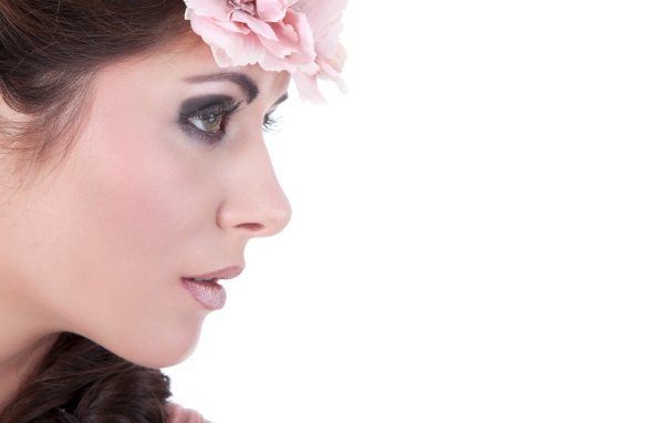 Лицо красивой девушка на белом фоне