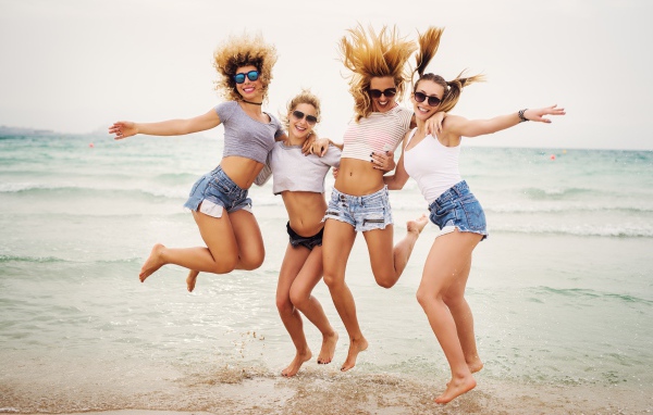 Четыре веселые девушки на берегу моря