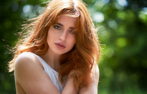 Нежная зеленоглазая девушка с рыжими волосами