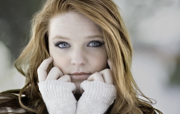 Лицо девушки с серыми глазами на улице 