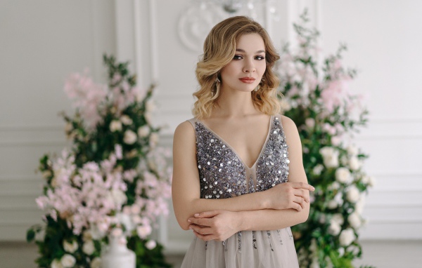 Девушка в красивом платье на фоне цветов