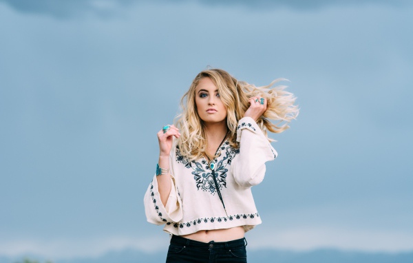 Девушка в красивой рубашке на фоне неба 