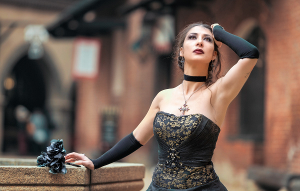 Девушка в черном готическом платье с букетом черных роз 