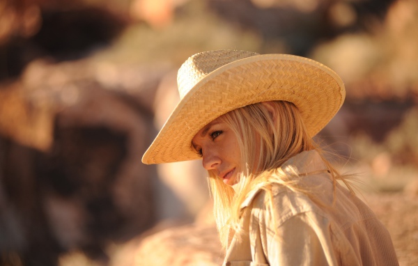Девушка в ковбойской соломенной шляпе 