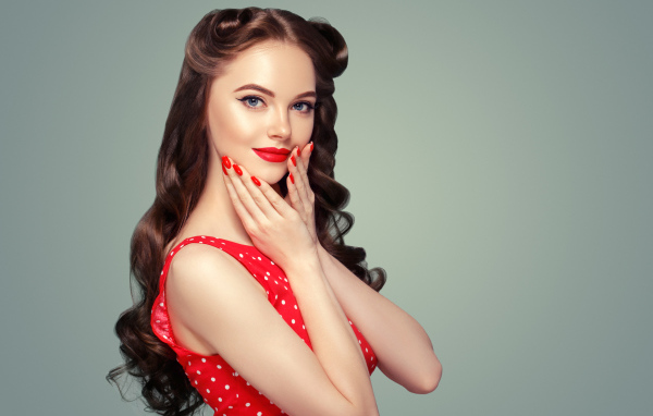 Девушка в красном платье с красивыми длинными волосами