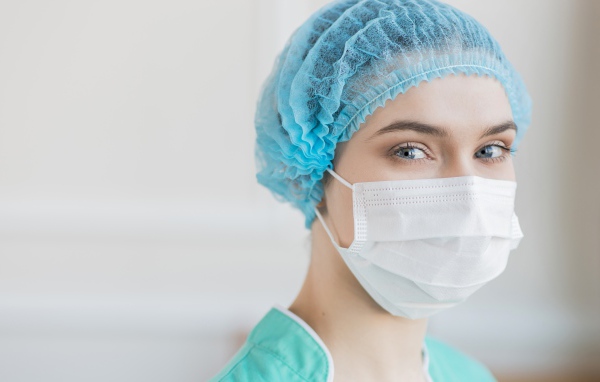 Девушка медсестра в маске в больнице 
