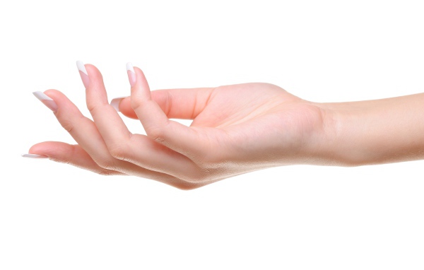 Рука девушки с красивым маникюром 