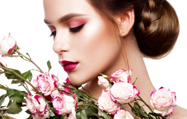 Девушка с нежным макияжем с букетом роз в руках